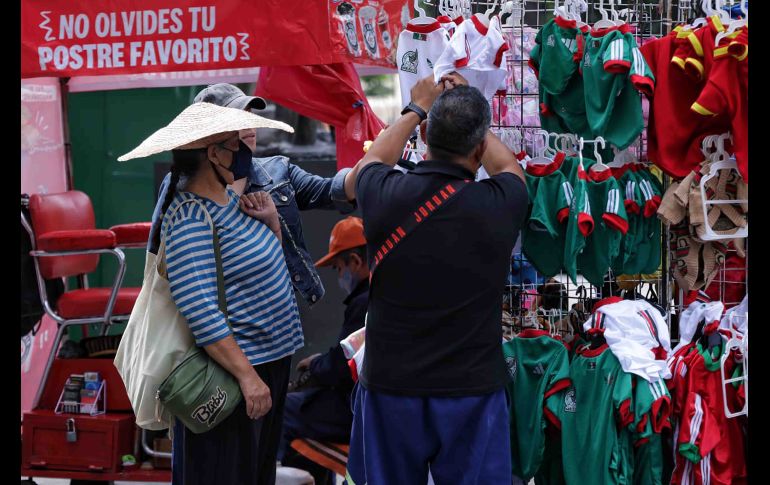 Además de mercancía alusiva al Mundial 2026, vendedores ambulantes aprovechan para vender cervezas cerca del FIFA Fan Fest. SUN/F. Rojas