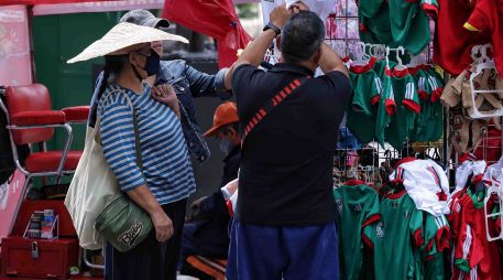 Además de mercancía alusiva al Mundial 2026, vendedores ambulantes aprovechan para vender cervezas cerca del FIFA Fan Fest. SUN/F. Rojas