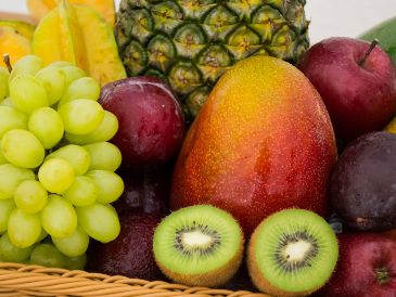La rotación de estas frutas garantiza una ingesta diversa de nutrientes, fortaleciendo el sistema inmunológico y previniendo deficiencias nutricionales a largo plazo. UNSPLASH