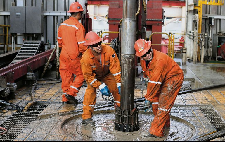 La apreciación del peso frente al dólar fue uno de los factores que afectaron los ingresos del petróleo. AP