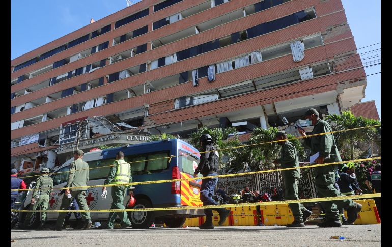Personal medico y rescatistas realizan el rescate de Hernán Gil tras los terremotos de la semana pasada, este miercoles en Caracas, Venezuela. EFE/ M. Gutiérrez