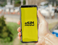 Antes de cambiar de tecnología o contratar una nueva línea, conviene verificar que el dispositivo sea compatible con eSIM y mantenerse al tanto de los requisitos establecidos por la autoridad correspondiente. CANVA
