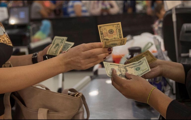 Tan solo en mayo, México captó 5 mil 611 millones de dólares en remesas, un aumento interanual del 3.8 por ciento. EFE / ARCHIVO