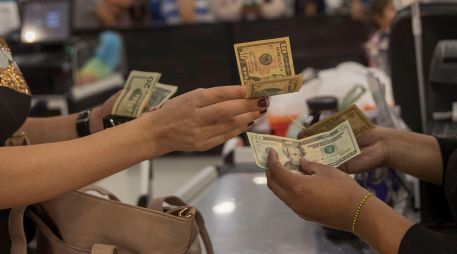 Tan solo en mayo, México captó 5 mil 611 millones de dólares en remesas, un aumento interanual del 3.8 por ciento. EFE / ARCHIVO