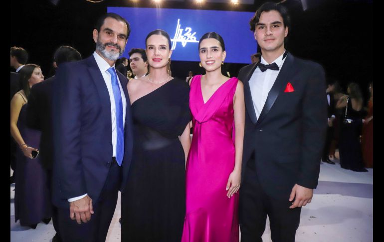 Javier Soto, Cecilia Barba, Regina y Rodrigo Soto. GENTE BIEN JALISCO / Revista del 3 de julio 2026
