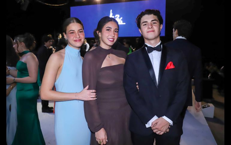 Carolina Huerga, Romina Ruiz y Alberto Álvarez. GENTE BIEN JALISCO / Graduación Liceo del Valle