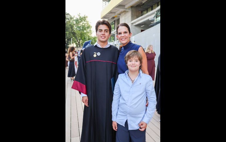 José Manuel Rosas, Alejandra Ferre y Mateo Rosas. GENTE BIEN JALISCO / Graduación de la Generación 2026
