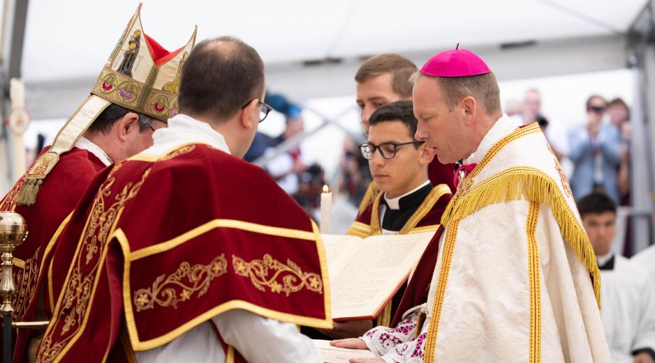 Momento de la consagración de obispos sin permiso papal realizada ayer por la FSSPX. X/FSSPXFR