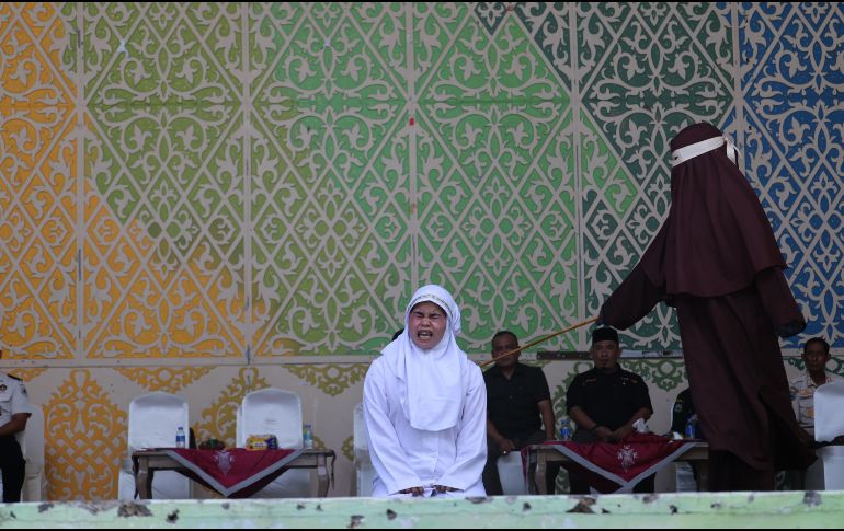 Una mujer de Aceh reacciona a los azotes durante un castigo público por violar la ley islámica en Banda Aceh, Indonesia, el 2 de julio de 2026; el Tribunal de la Sharía y la Fiscalía de Banda Aceh castigaron a los infractores con entre 10 y 30 azotes, incluyendo a una pareja que fue sorprendida besándose en directo en la plataforma TikTok. EFE/H. SIMANJUNTAK
