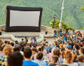 Ver una película al aire libre, recostado sobre el pasto y bajo el cielo estrellado, es una experiencia que se puede disfrutar en Guadalajara. FACEBOOK / Cinema Live Guadalajara
