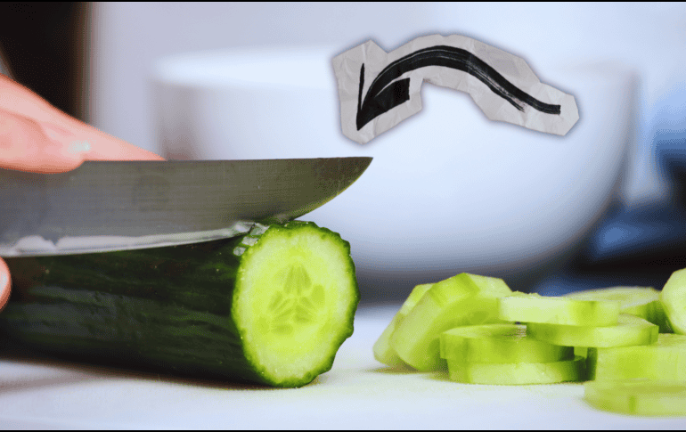 Dedicar unos segundos a retirar las puntas del pepino transforma por completo la calidad del platillo final. ESPECIAL / CANVA