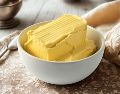 Para la gran mayoría de los consumidores en México, la mantequilla y la margarina son productos intercambiables a la hora de cocinar, sin embargo, la Profeco ha aclarado que su naturaleza química y nutricional es completamente opuesta. ESPECIAL / CANVA