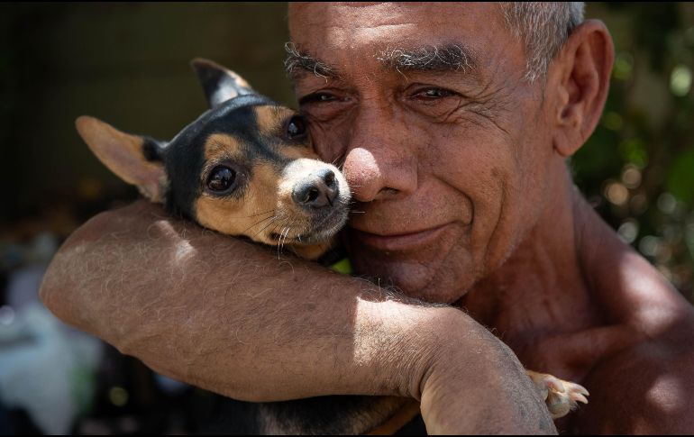 Un hombre abraza a su perro rescatado de los escombros de un edificio afectado por los terremotos, este miércoles, en La Guaira, Venezuela. EFE/ R. Peña
