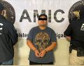 Durante la intervención, las autoridades aseguraron un arma de fuego, diversas dosis de narcóticos y un vehículo. X/AlfonsoDurazo