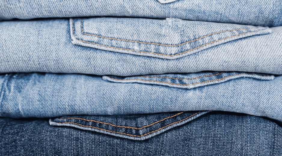De acuerdo con la información de la revista del consumidor del mes de Julio, la Profeco reveló los jeans que no se decoloran. CANVA