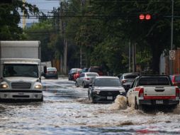 La tormenta provocó severas inundaciones en Tlaquepaque, dejó más de 100 vehículos varados y afectó el servicio del transporte público. EL INFORMADOR/ J. ACOSTA.