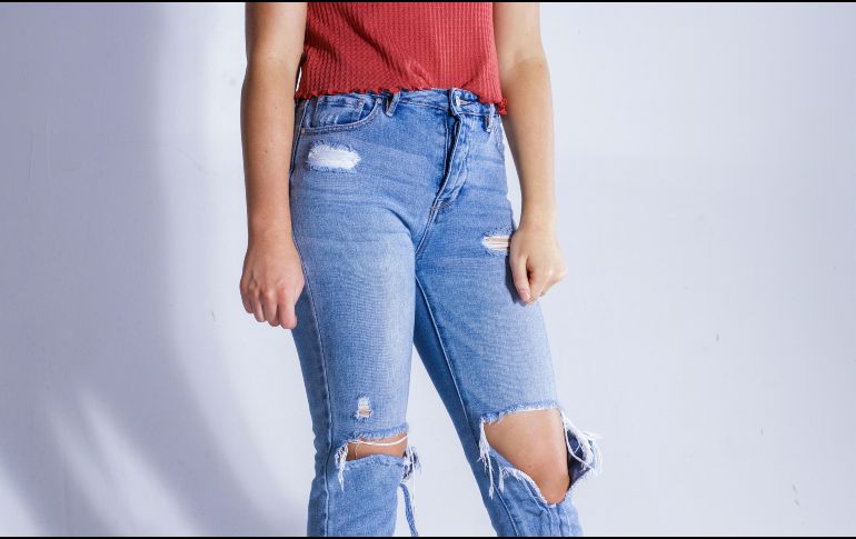 En su edición de julio de 2026, Profeco publicó un exhaustivo análisis de los pantalones de mezclilla que no pierden color. UNSPLASH / D. WALKER