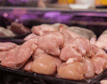 Evitar lavar el pollo antes de cocinarlo previene la contaminación cruzada en la cocina. ESPECIAL/Canva