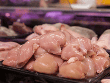 Evitar lavar el pollo antes de cocinarlo previene la contaminación cruzada en la cocina. ESPECIAL/Canva