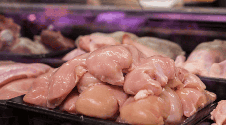 Evitar lavar el pollo antes de cocinarlo previene la contaminación cruzada en la cocina. ESPECIAL/Canva