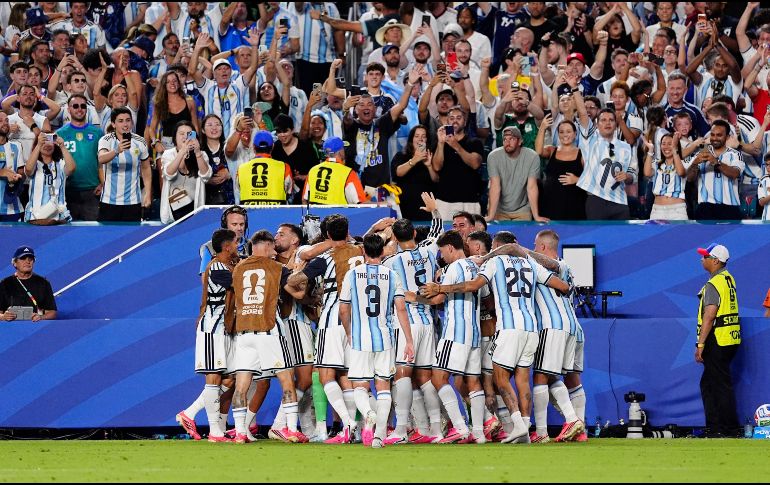 Argentina sella su pase a octavos de final en el Estadio Miami. Imago7/ Sebastian Laureano Miranda