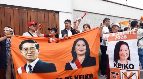 Simpatizantes de Keiko Fujimori sostienen carteles a la espera de su discurso tras ser declarada presidenta electa de Perú por parte del Jurado Nacional de Elecciones este viernes, en Lima. EFE/S. Blanco