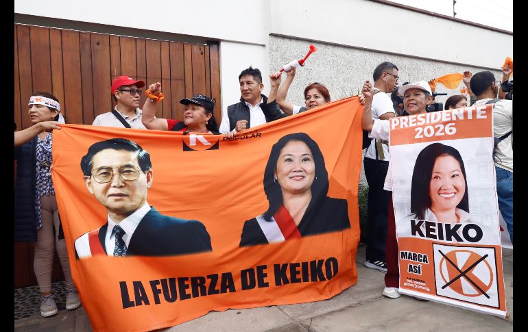 Simpatizantes de Keiko Fujimori sostienen carteles a la espera de su discurso tras ser declarada presidenta electa de Perú por parte del Jurado Nacional de Elecciones este viernes, en Lima. EFE/S. Blanco