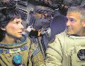 Escena de la cinta “Gravedad” (2013) en la que se ve a Sandra Bullock y George Clooney. Alfonso Cuarón fue reconocido con el BAFTA por este filme. AFP