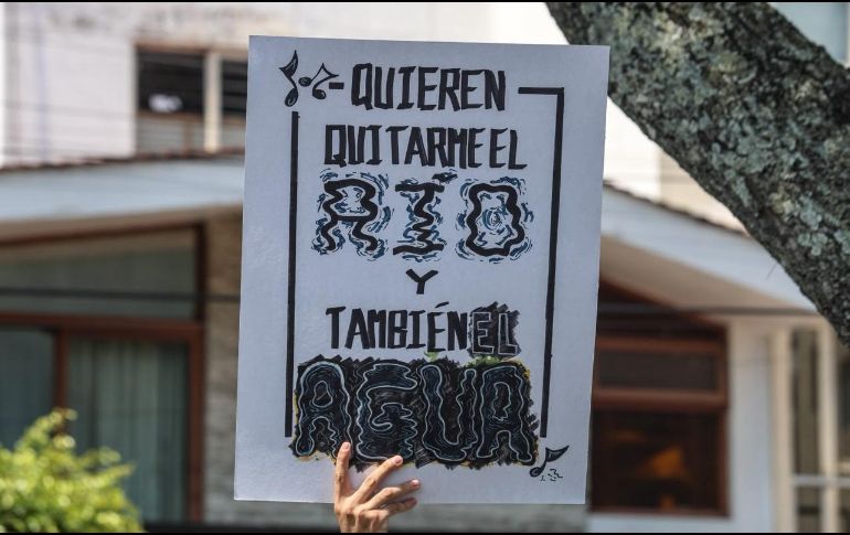 Vecinos de colonias de Guadalajara, Tlaquepaque, Tonalá y Zapopan se manifestaron desde las 10:00 horas en la residencia oficial del gobernador Pablo Lemus. EL INFORMADOR/A. Navarro