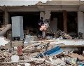 Una persona busca pertenencias en medio de los escombros de un edificio este domingo, en La Guaira, Venezuela. EFE/ R. Peña
