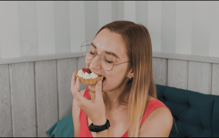 La sensación de querer un postre después de comer responde, en muchos casos, a una combinación de procesos biológicos, hábitos cotidianos y preferencias sensoriales. CANVA
