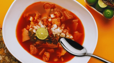 En el Mercado Libertad se puede encontrar desde un reconfortante plato de menudo rojo hasta las clásicas y picantes tortas ahogadas tapatías. ESPECIAL / CANVA