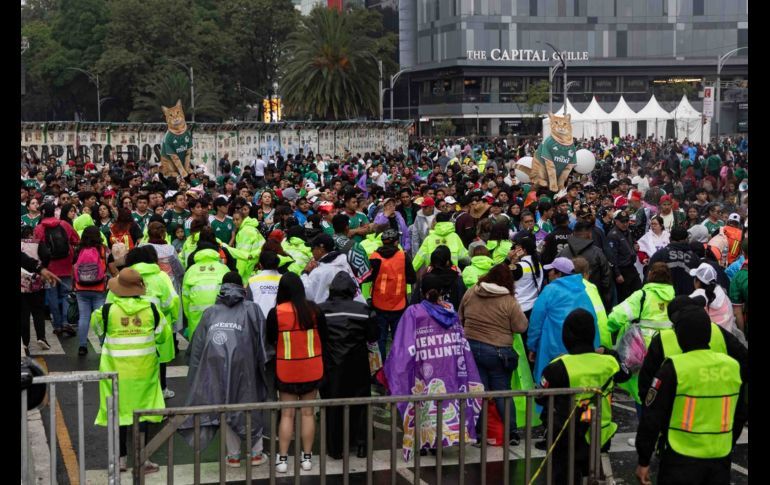 Personal de Seguridad cierra temporalmente el acceso al Ángel de la Independencia, en un filtro instalado a la altura de la Glorieta del Ahuehuete. SUN/H. Salvador