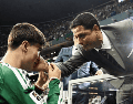 Javier Hernández le extiende la mano y le dedica unas palabras de apoyo al joven promesa. X/@hardchivaspix