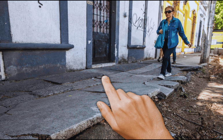 La normativa municipal exige que los habitantes realicen el aseo diario de su banqueta sin excepción. EL INFORMADOR / ARCHIVO
