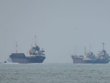 Irán y Estados Unidos acordaron, como parte de un pacto provisional, permitir que los barcos pasaran sin pagar peaje durante 60 días. AP / ARCHIVO