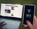 Si tu dispositivo cuenta con esta característica, podrás utilizarla directamente desde la configuración del WiFi o incluso desde la aplicación de la cámara, dependiendo del modelo del teléfono. CANVA