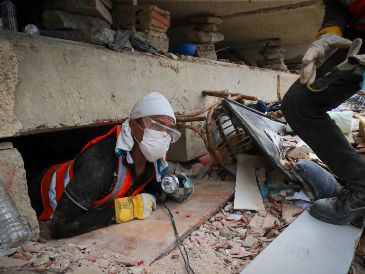 Unos 200 mineros artesanales del sur de Venezuela cambiaron las galerías subterráneas, para ayudar a recuperar los cuerpos de las víctimas que dejó el doble terremoto que azotó esta zona costera el 24 de junio. EFE/ R. Martínez