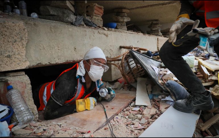 Unos 200 mineros artesanales del sur de Venezuela cambiaron las galerías subterráneas para ayudar a recuperar los cuerpos de las víctimas que dejó el doble terremoto que azotó esta zona costera el 24 de junio. EFE/ R. Martínez