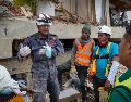 Explican que para detectar la ubicación de las víctimas se guían por los indicios del terreno, la humedad y la presencia de moscas o gusanos. EFE / R. Martínez