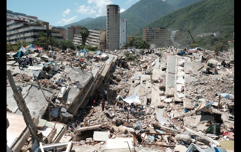 Fotografía que muestra edificios colapsados de la Mision Vivienda OPPE luego del doble terremoto de magnitud 7.2 y 7.5 ocurrido el pasado 24 de junio en La Guaira. EFE/X. Olleros