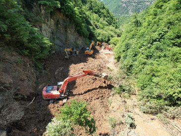 Vista aérea tomada con un dron el 7 de julio de 2026 de rescatistas trabajando en el sitio de un deslizamiento de tierra en una aldea en el poblado de Nanhe, en el distrito de Tanchang. XINHUA/F. Peishen