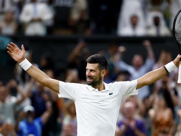 Novak Djokovic alcanzó su semifinal número 15 en Londres y estableció un nuevo récord con ocho apariciones consecutivas entre los cuatro mejores. EFE/T. Akmen
