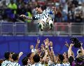 Messi es lanzado al aire por sus compañeros tras el partido contra Egipto. EFE/C. Herrera