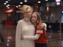 Fotograma cedido por HBO Max donde aparecen Jean Smart como Deborah Vance y Hannah Einbinder como Ava Daniels, durante la escena de un episodio de la serie 'Hacks'.   EFE/HBO Max