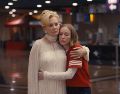 Fotograma cedido por HBO Max donde aparecen Jean Smart como Deborah Vance y Hannah Einbinder como Ava Daniels, durante la escena de un episodio de la serie 