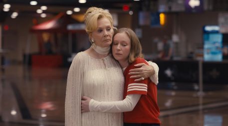 Fotograma cedido por HBO Max donde aparecen Jean Smart como Deborah Vance y Hannah Einbinder como Ava Daniels, durante la escena de un episodio de la serie 'Hacks'.   EFE/HBO Max