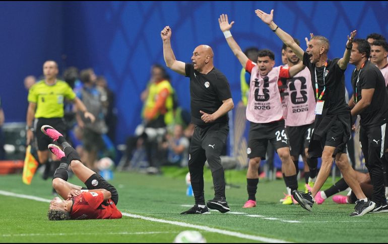 El entrenador de la selección de Egipto Hossam Hassan, durante el partido de octavos de final del Mundial 2026 entre Argentina y Egipto, este martes en el Atlanta Stadium. EFE / Alberto Boal
