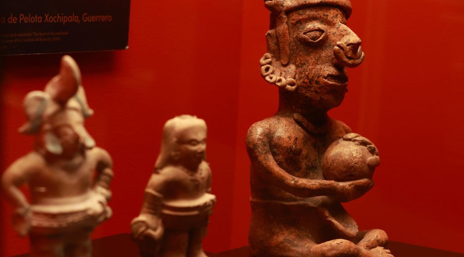 La magnitud de la exposición se refleja en sus números, reuniendo más de 100 piezas y lotes de diversos acervos arqueológicos y etnográficos. EFE/M. Guzmán