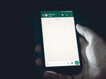 Revisa las fotos que almacena tu WhatsApp de manera periódica y haz una limpieza. UNPSLASH